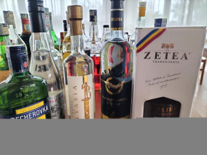 Bottiglie liquori distillati amari