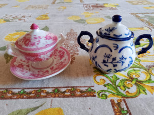 Due miniature in porcellana