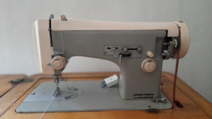 Macchina da cucire completa di mobile in vero legno apribile