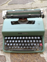 MACCHINA DA SCRIVERE della OLIVETTI