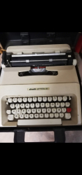 Macchina da scrivere olihvetti