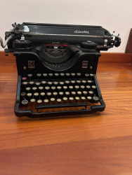 Macchina da scrivere vintage Olivetti M40