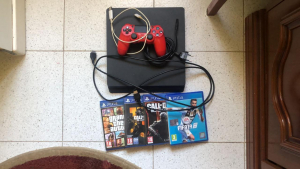Ps4 da 500gb usata in ottime condizioni + 4 giochi