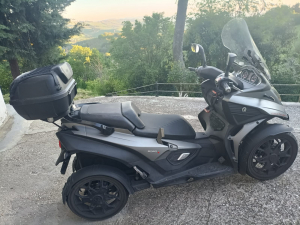 SCOOTER A quattro ruote di marca Quadro