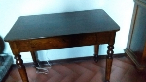 Tavolo in legno scuro vintage