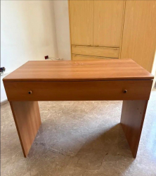 Tavolo scrivania con cassetto