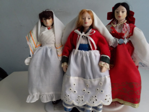 Tre bamboline in costumI folkloristici