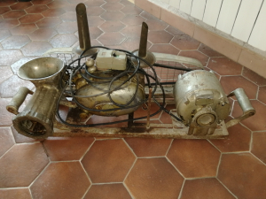 Vecchia macchina per fare la pista