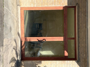 Vendesi Vetrina in alluminio