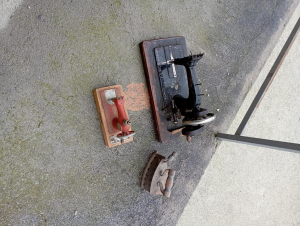 2 macchinette da cucire e un ferro da stiro antico